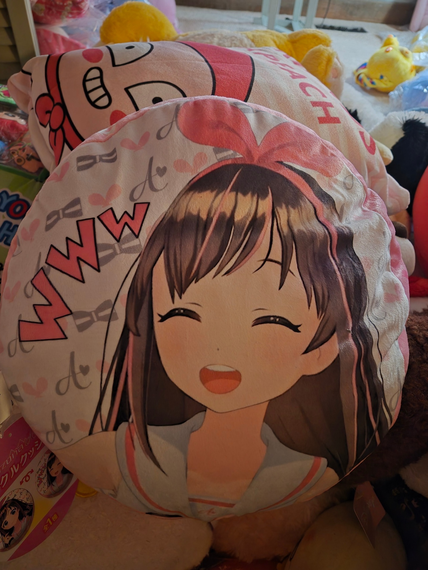 Kizuna AI Circle Cushion — Toreba 2020 collectible, photo 2 of 2